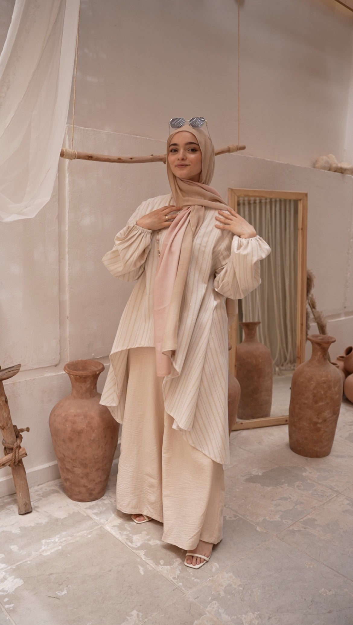 Front view of Royal Sunset Full Suit in Beige featuring a warm sunset hue and elegant tailoring. منظر أمامي لسوت Royal Sunset الكامل باللون البيج يتميز بدرجات غروب دافئة وتصميم أنيق.