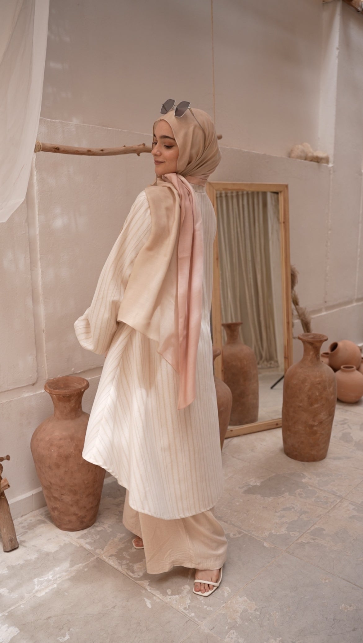 Back view of Royal Sunset Full Suit in Beige showcasing the tailored fit. منظر خلفي لسوت Royal Sunset الكامل باللون البيج يعرض القص المفصل.