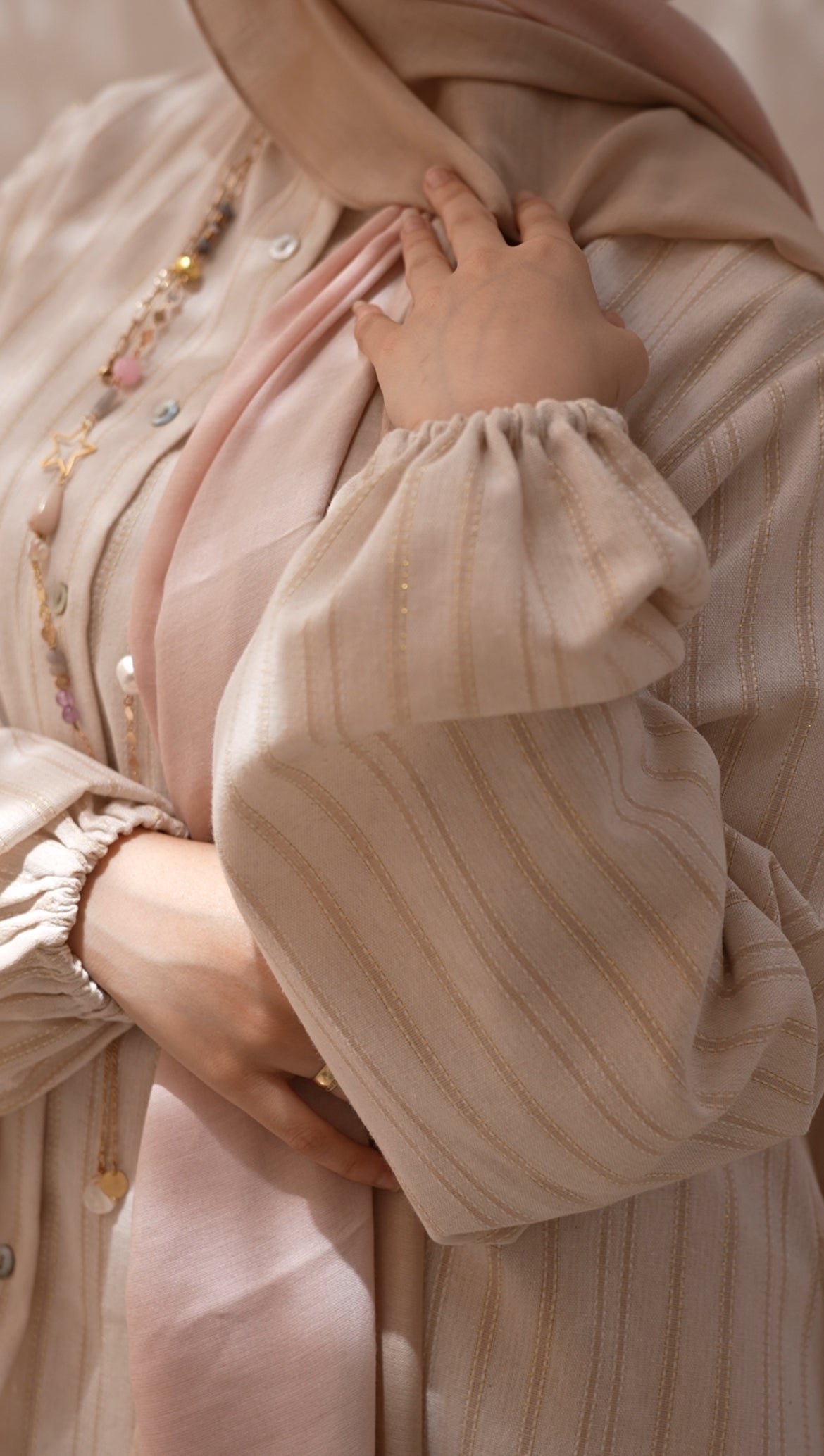 Close-up of the fabric texture of Royal Sunset Full Suit in Beige. صورة مقربة لنسيج سوت Royal Sunset الكامل باللون البيج.