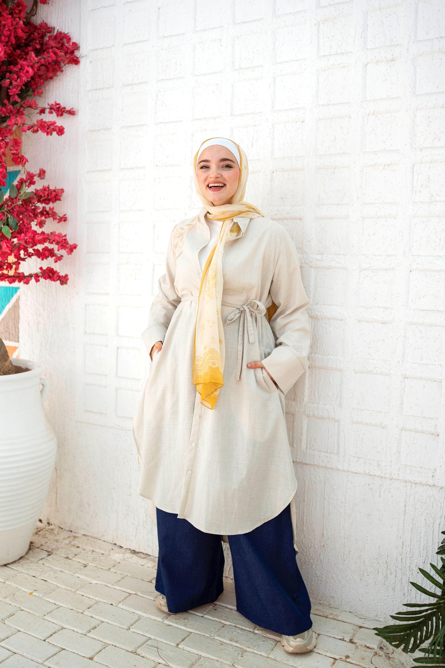 بلوزة طويلة باللون البيج الهادئ