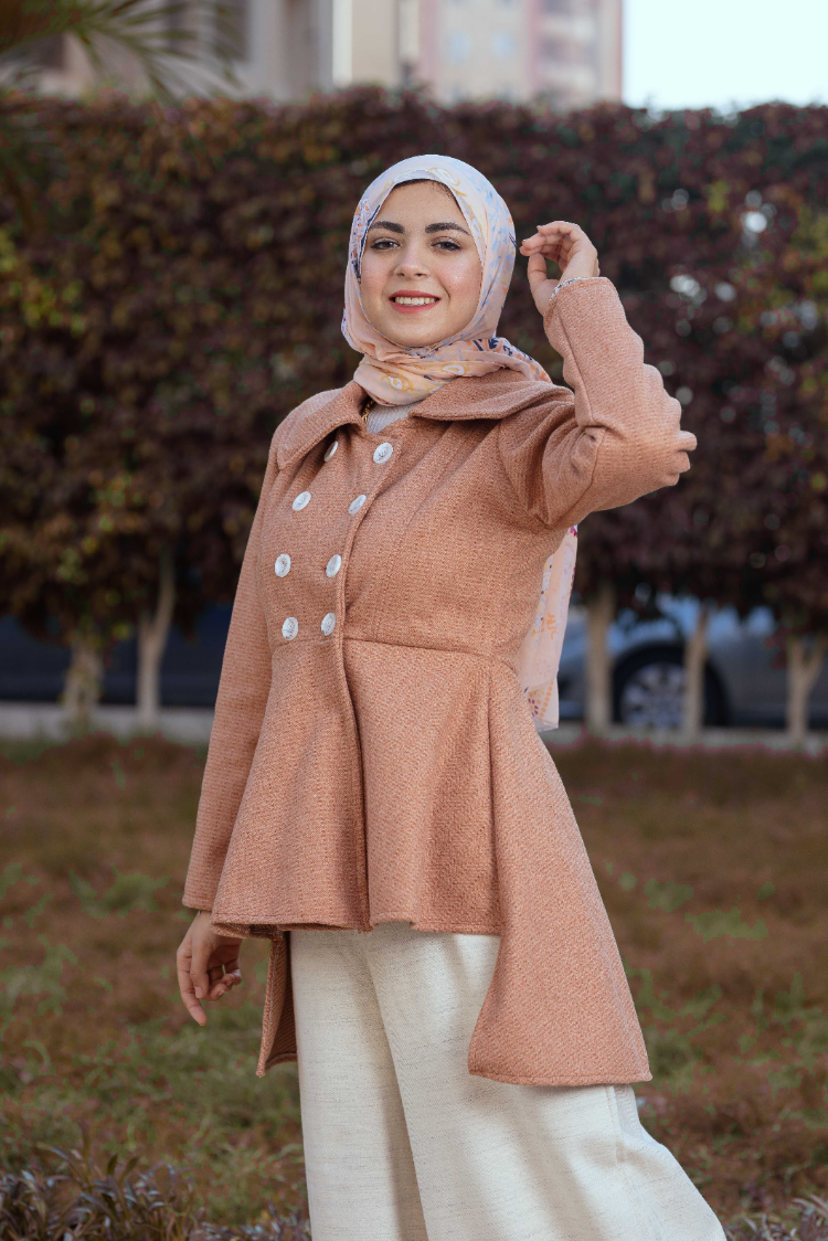 Front view of Camel Coat featuring a classic camel color and button-down design. معطف باللون الجملي الكلاسيكي بتصميم بأزرار أمامية، منظر أمامي.