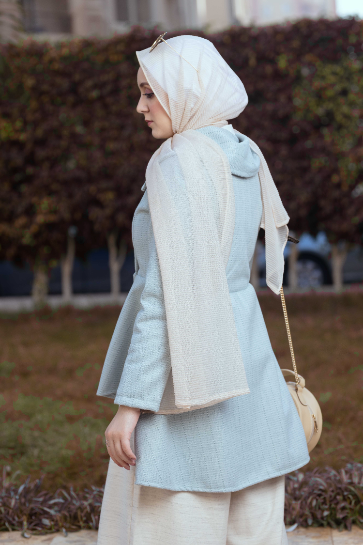 Back view of Mint Coat featuring the mint green color and button-down design. معطف باللون الأخضر النعناعي مع تصميم بأزرار أمامية، منظر خلفي.