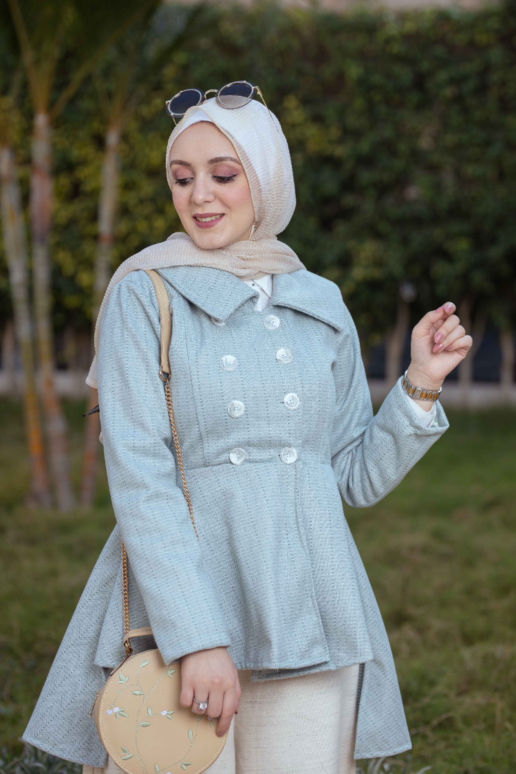 Front view of Mint Coat featuring a fresh mint green color and button-down design. معطف باللون الأخضر النعناعي بتصميم بأزرار أمامية، منظر أمامي.