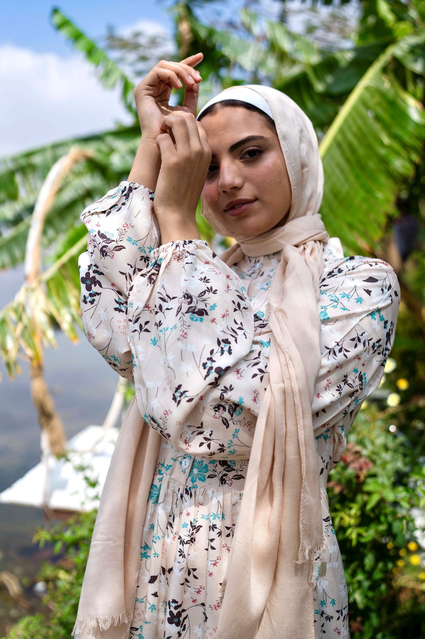 Close-up of the fabric texture of Spring Dress in Beige. صورة مقربة لنسيج فستان ربيعي باللون البيج.