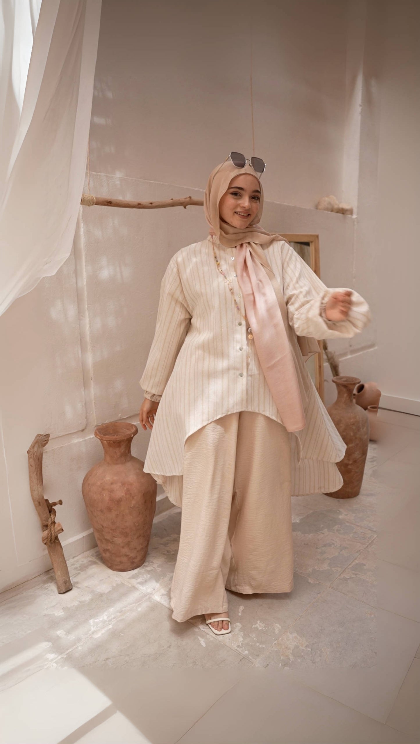 Model wearing Royal Sunset Full Suit in Beige for a sophisticated, luxurious look. عارضة ترتدي سوت Royal Sunset الكامل باللون البيج لإطلالة أنيقة وفاخرة