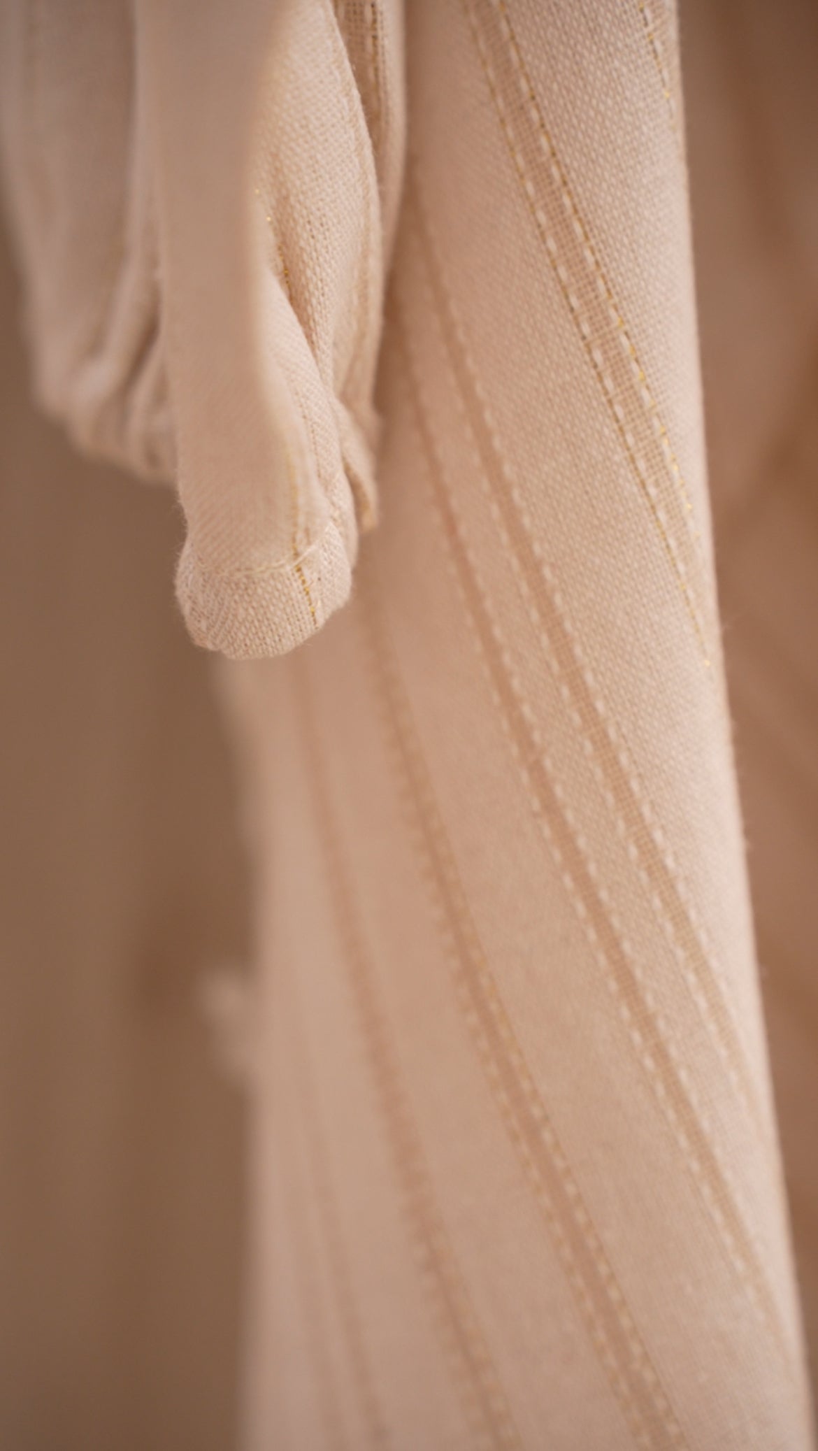 Close-up of the fabric texture of Royal Sunset Full Suit in Beige. صورة مقربة لنسيج سوت Royal Sunset الكامل باللون البيج.