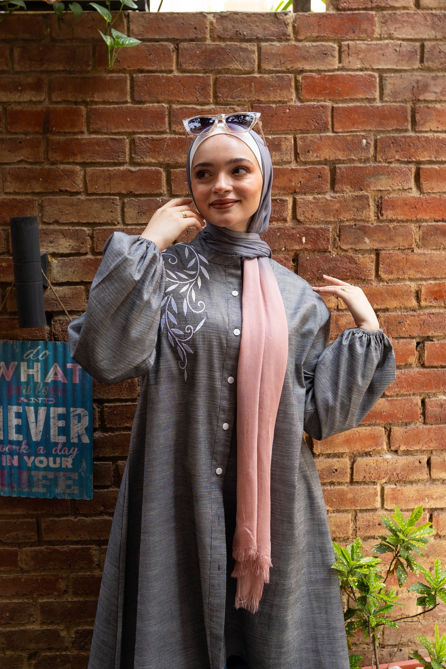 Model wearing Long Shirt in Gray, perfect for a casual and versatile look. عارضة ترتدي قميص طويل باللون الرمادي، مثالي لإطلالة كاجوال ومتعددة الاستخدامات.