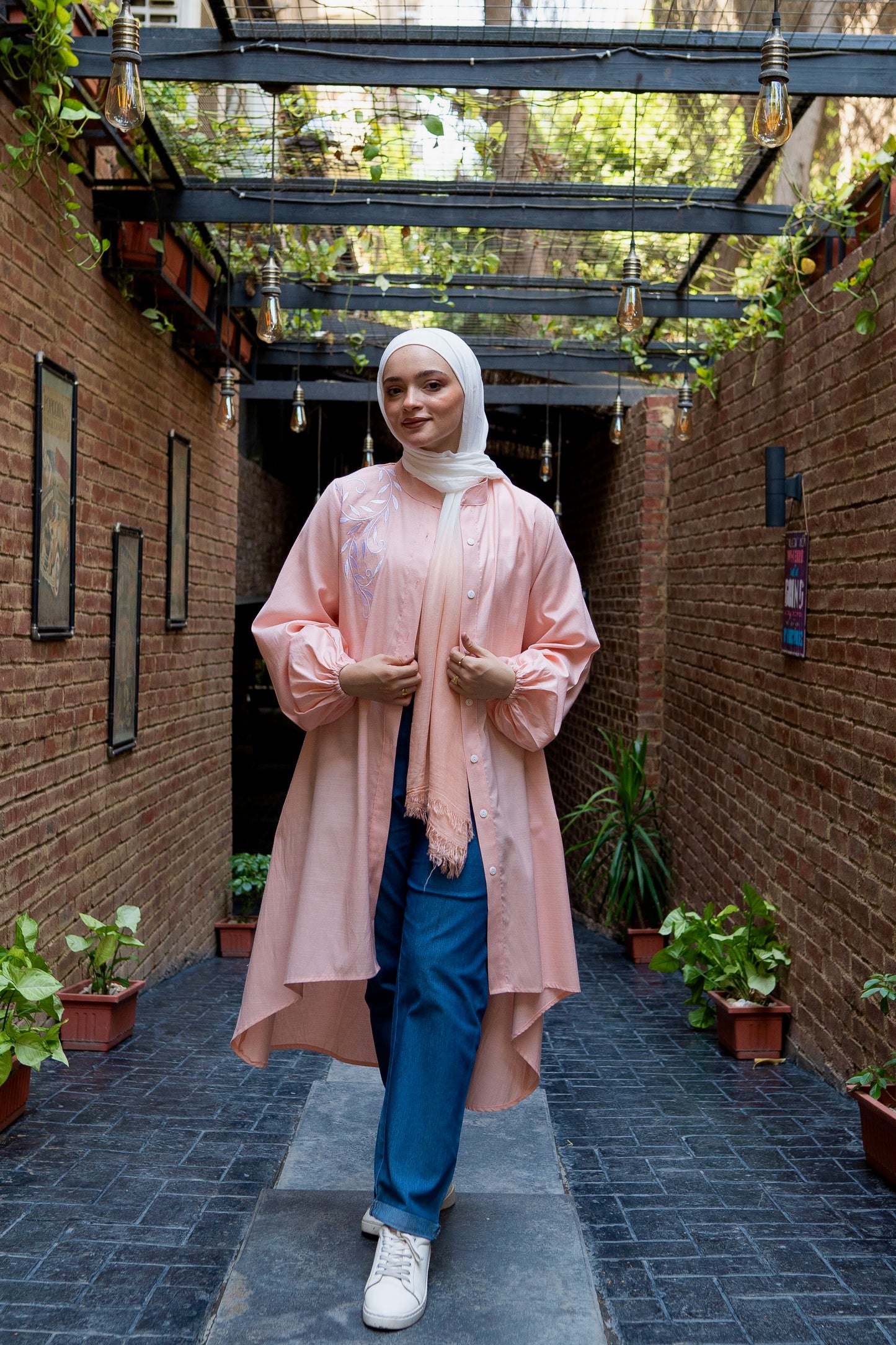 Front view of Long Shirt in Simon with a relaxed fit and button-down design. قميص طويل باللون السيمون بتصميم مريح وأزرار أمامية، منظر أمامي.