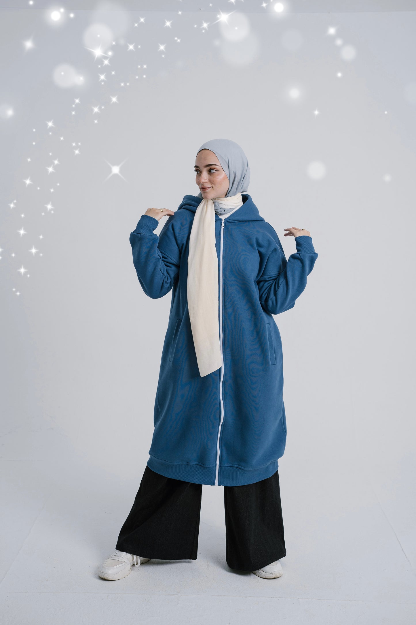 Front view of Deep Sea Hoodie featuring a rich blue color and hood. سويت شيرت باللون الأزرق الداكن مع غطاء رأس، منظر أمامي.