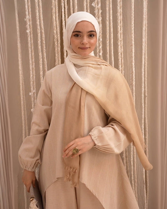 Front view of Sands Linen Blouse in Beige featuring a relaxed fit and breathable fabric. منظر أمامي لبلوزة Sands من الكتان باللون البيج تتميز بمقاس مريح وقماش قابل للتنفس.