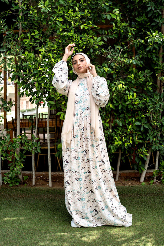 Front view of Spring Dress in Beige with floral pattern and long sleeves. فستان ربيعي باللون البيج بنمط زهور وأكمام طويلة، منظر أمامي.