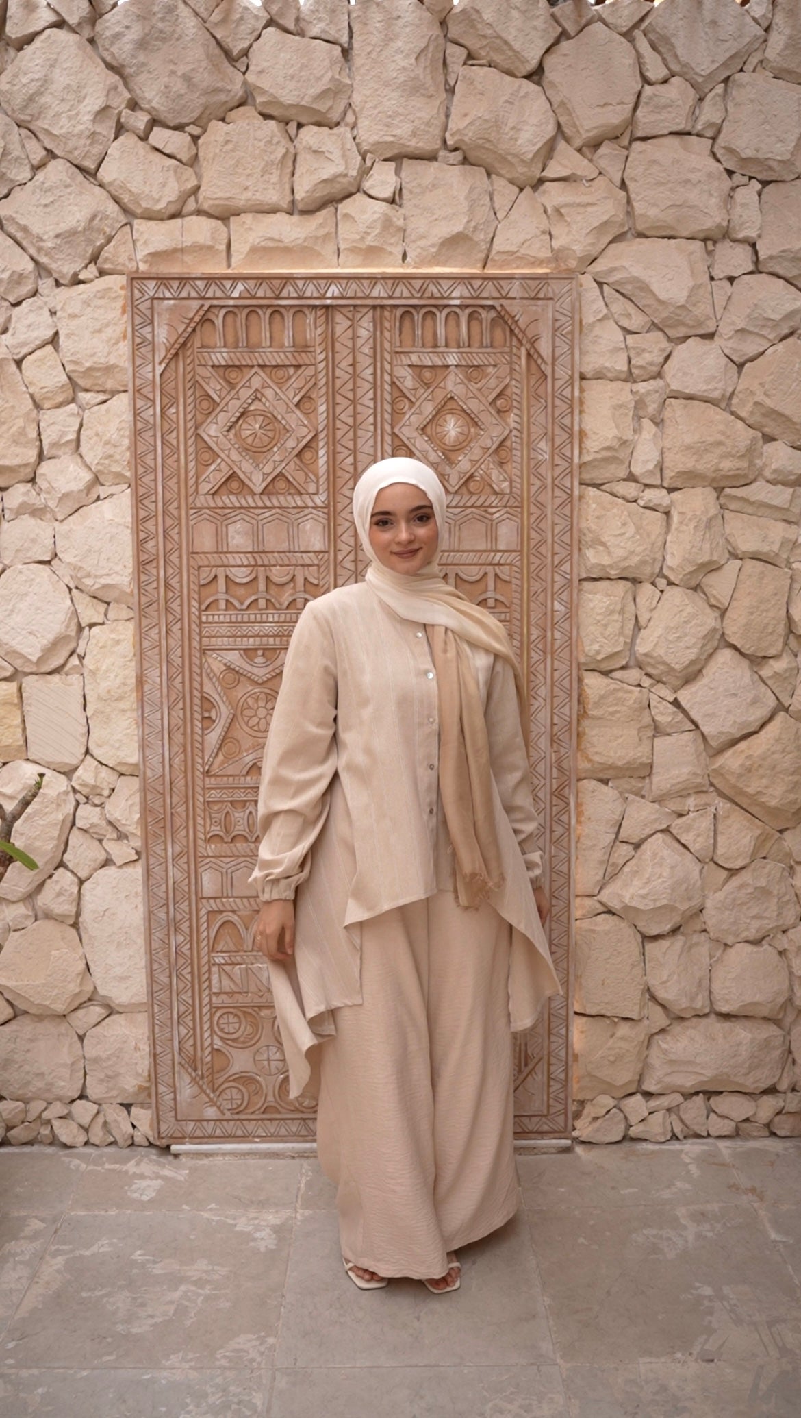 Front view of Sands Linen Full Suit in Beige featuring a relaxed yet polished look. منظر أمامي لسوت Sands Linen الكامل باللون البيج يتميز بمظهر مريح وأنيق.