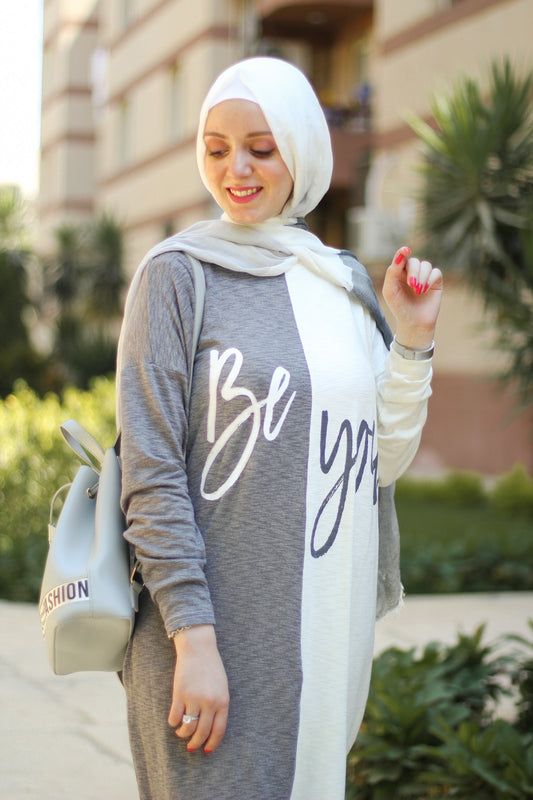 Front view of Long Cotton Blouse with a relaxed fit and button-down design. بلوزة قطنية طويلة بتصميم مريح وأزرار أمامية، منظر أمامي.