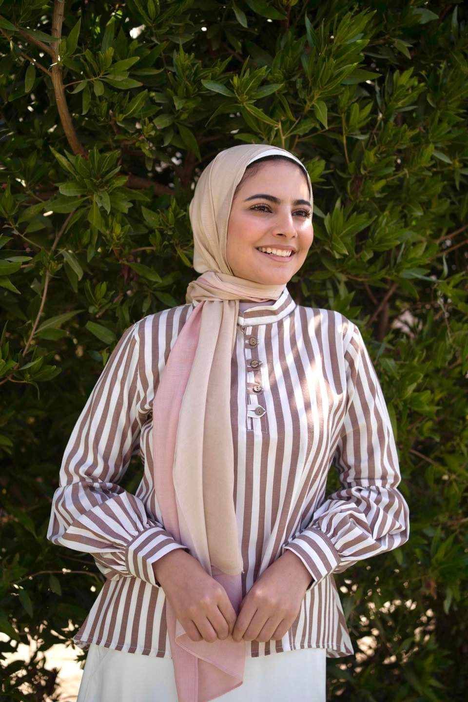 Front view of Brown Striped Blouse with horizontal stripes and long sleeves. بلوزة باللون البني مخططة بخطوط أفقية وأكمام طويلة، منظر أمامي.