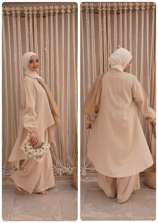 Front view of Sands Linen Full Suit in Beige featuring a relaxed yet polished look. منظر أمامي لسوت Sands Linen الكامل باللون البيج يتميز بمظهر مريح وأنيق.