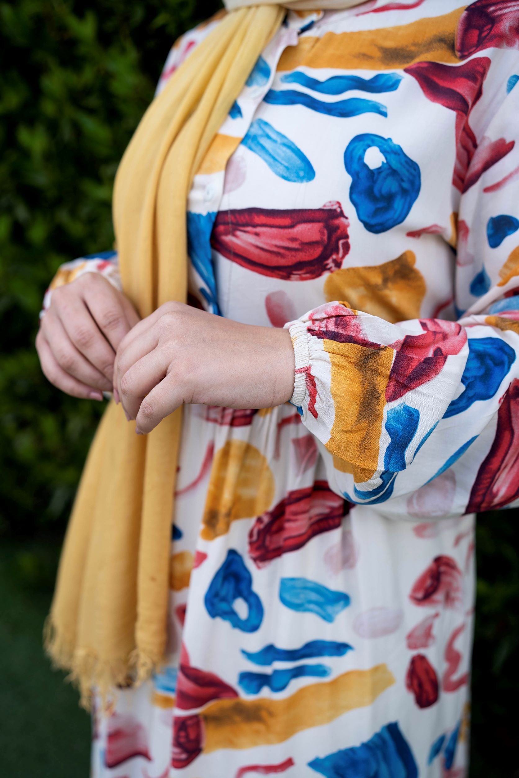 Close-up of the fabric texture of Sea Stones Dress in White. صورة مقربة لنسيج فستان بأحجار البحر باللون الأبيض.