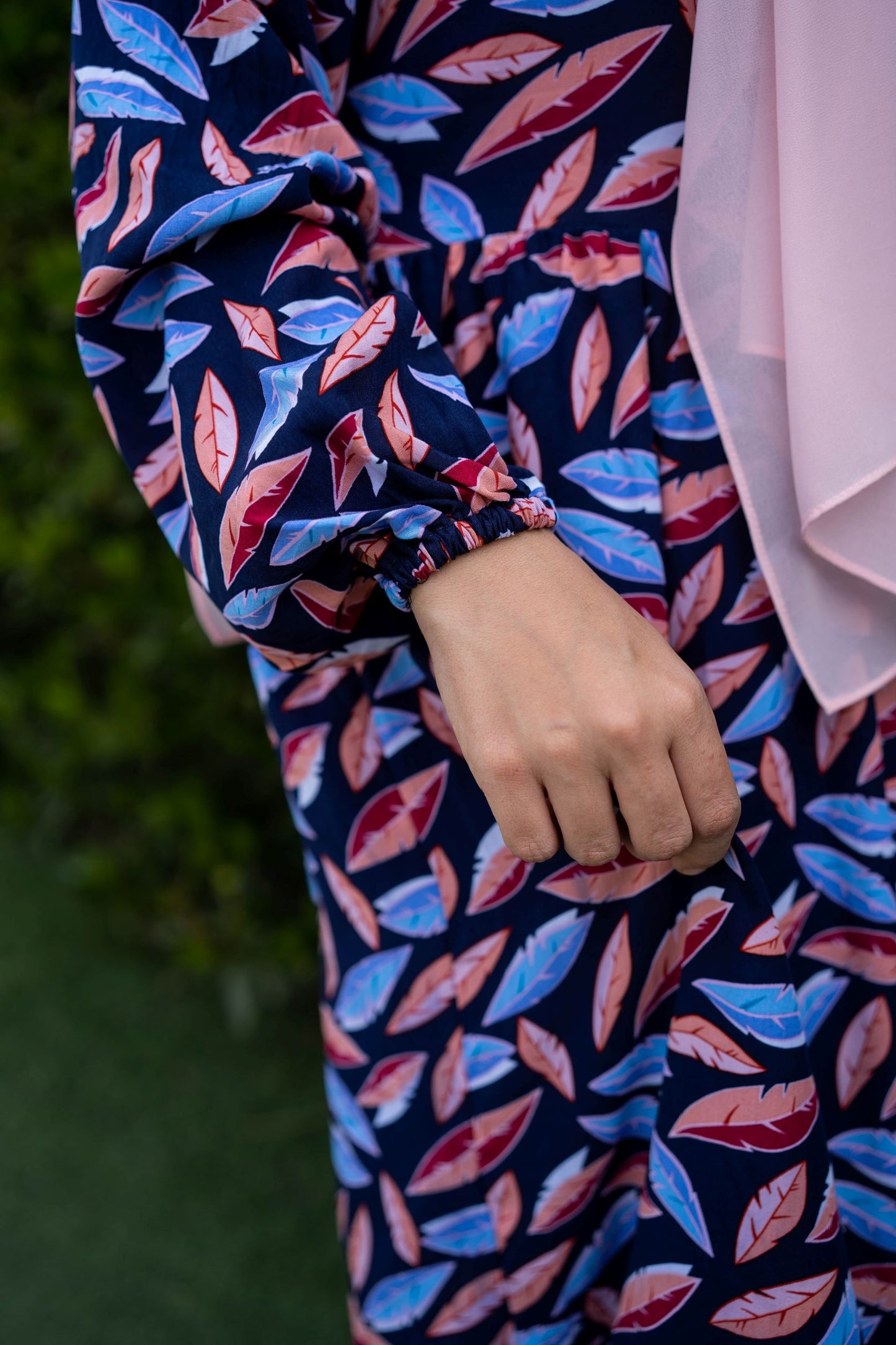 Close-up of the fabric texture of Leaves Dress. صورة مقربة لنسيج فستان بأوراق الشجر.