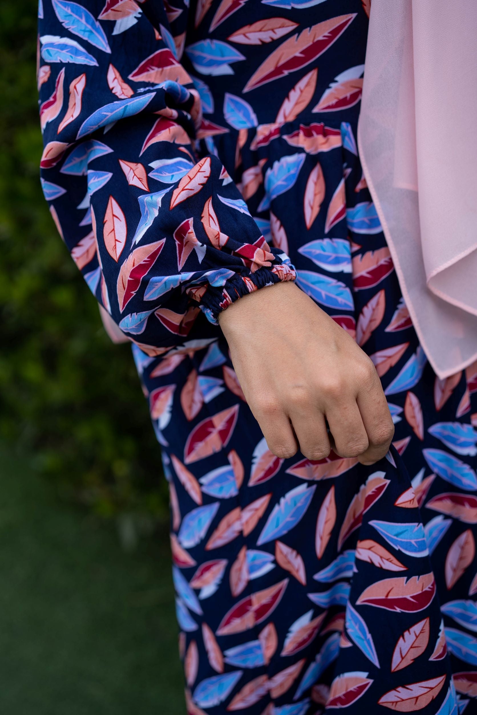 Close-up of the fabric texture of Leaves Dress. صورة مقربة لنسيج فستان بأوراق الشجر.