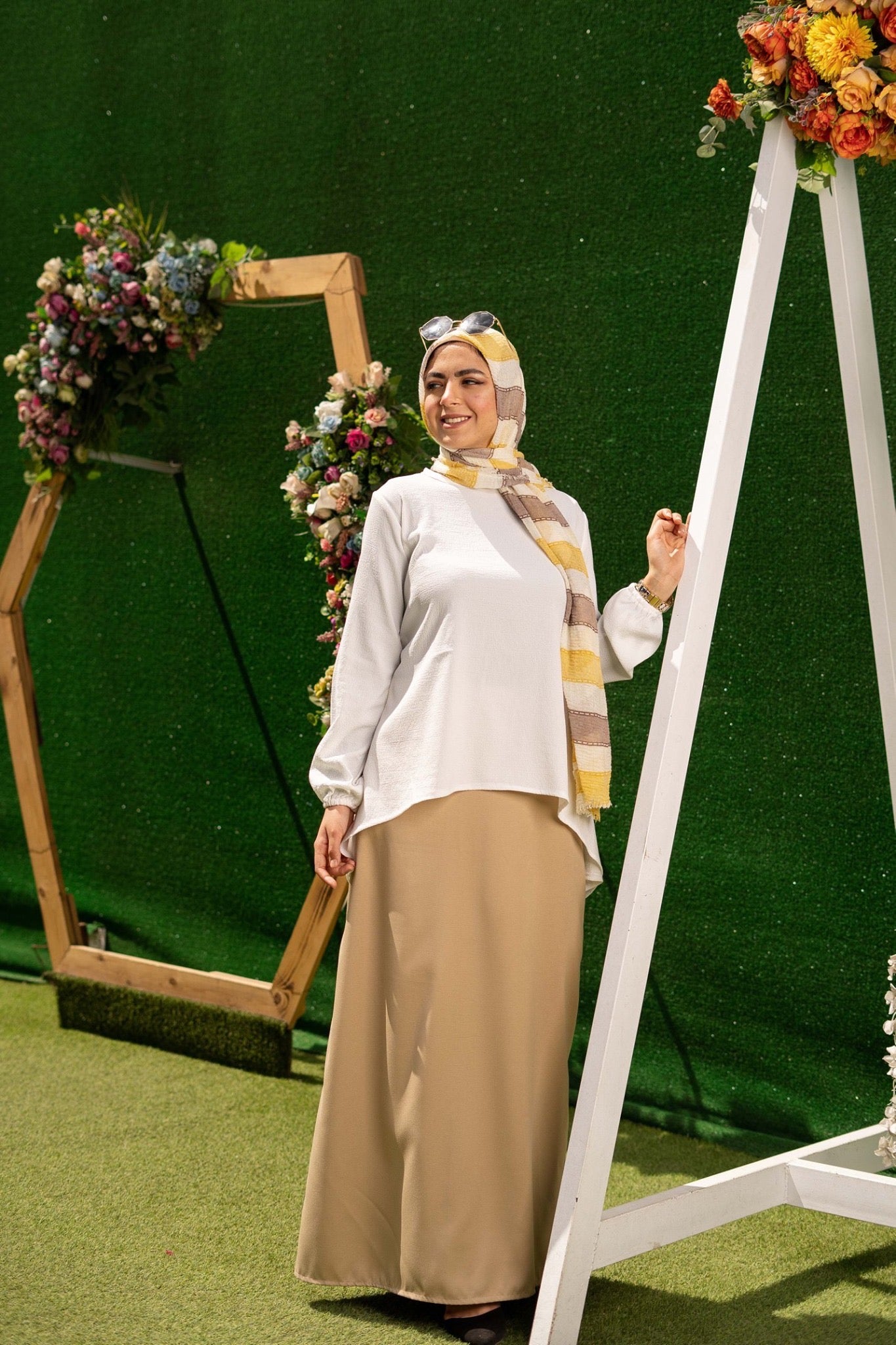 Model wearing Beige Basic Maxi Skirt, perfect for a versatile and elegant look. عارضة ترتدي تنورة أساسية باللون البيج، مثالية لإطلالة متعددة الاستخدامات وأنيقة.