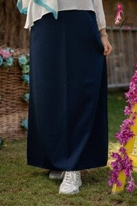 Front view of Dark Blue Basic Skirt with a simple design and full-length cut. تنورة أساسية باللون الأزرق الداكن بتصميم بسيط وقَصّة بطول كامل، منظر أمامي.