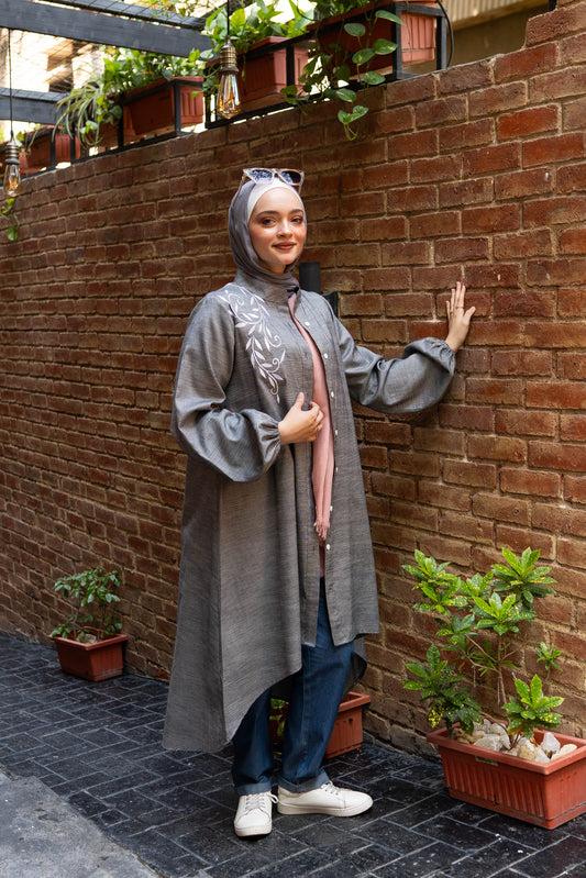 Front view of Long Shirt in Gray with a relaxed fit and button-down design. قميص طويل باللون الرمادي بتصميم مريح وأزرار أمامية، منظر أمامي.