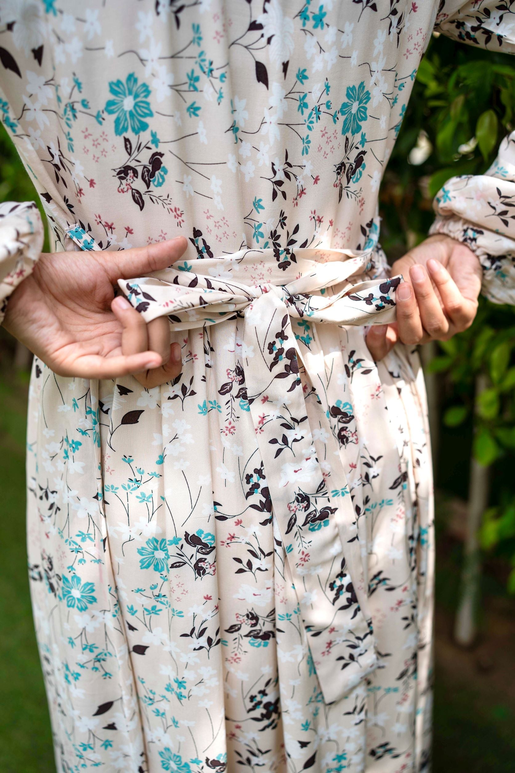 Close-up of the fabric texture of Spring Dress in Beige. صورة مقربة لنسيج فستان ربيعي باللون البيج.