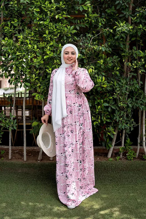 Front view of Spring Dress in Pink with floral pattern and long sleeves. فستان ربيعي باللون الوردي بنمط زهور وأكمام طويلة، منظر أمامي.