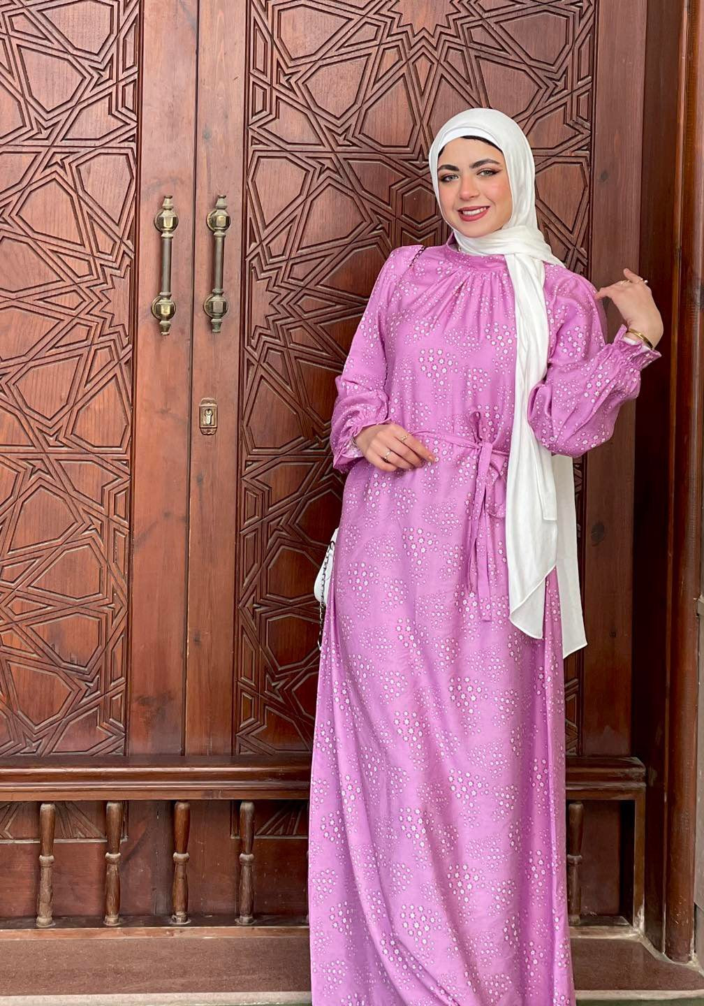 Front view of Purple Linen Dress with a simple design and long sleeves. فستان كتان باللون البنفسجي بتصميم بسيط وأكمام طويلة، منظر أمامي.