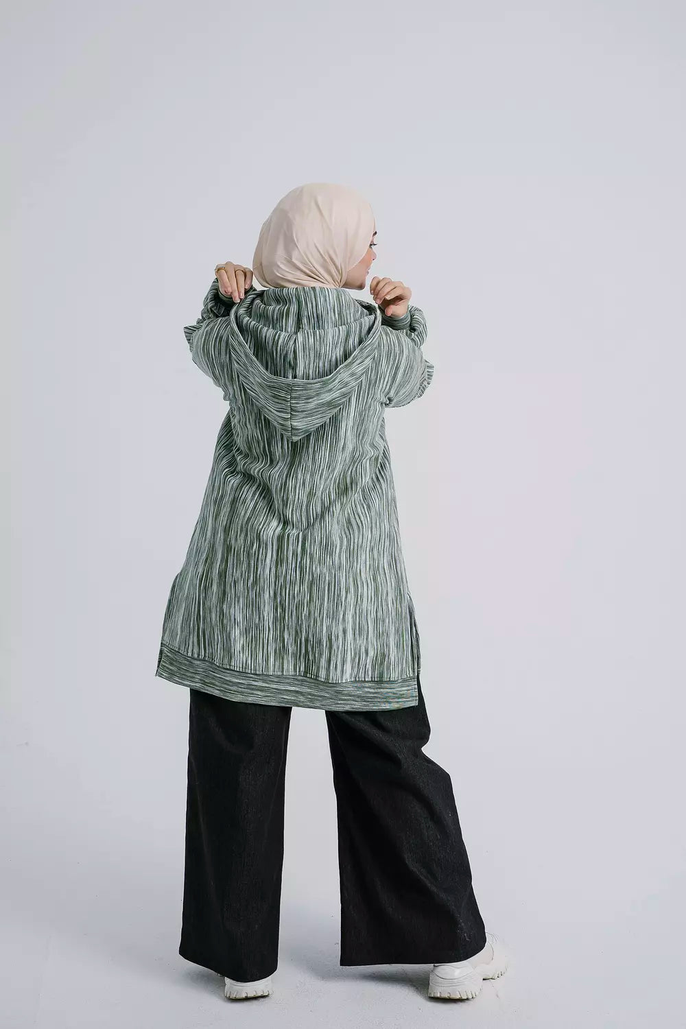 Back view of Enchanted Olive Hoodie featuring the rich olive green color and hood. سويت شيرت باللون الأخضر الزيتوني الغني مع غطاء رأس، منظر خلفي.