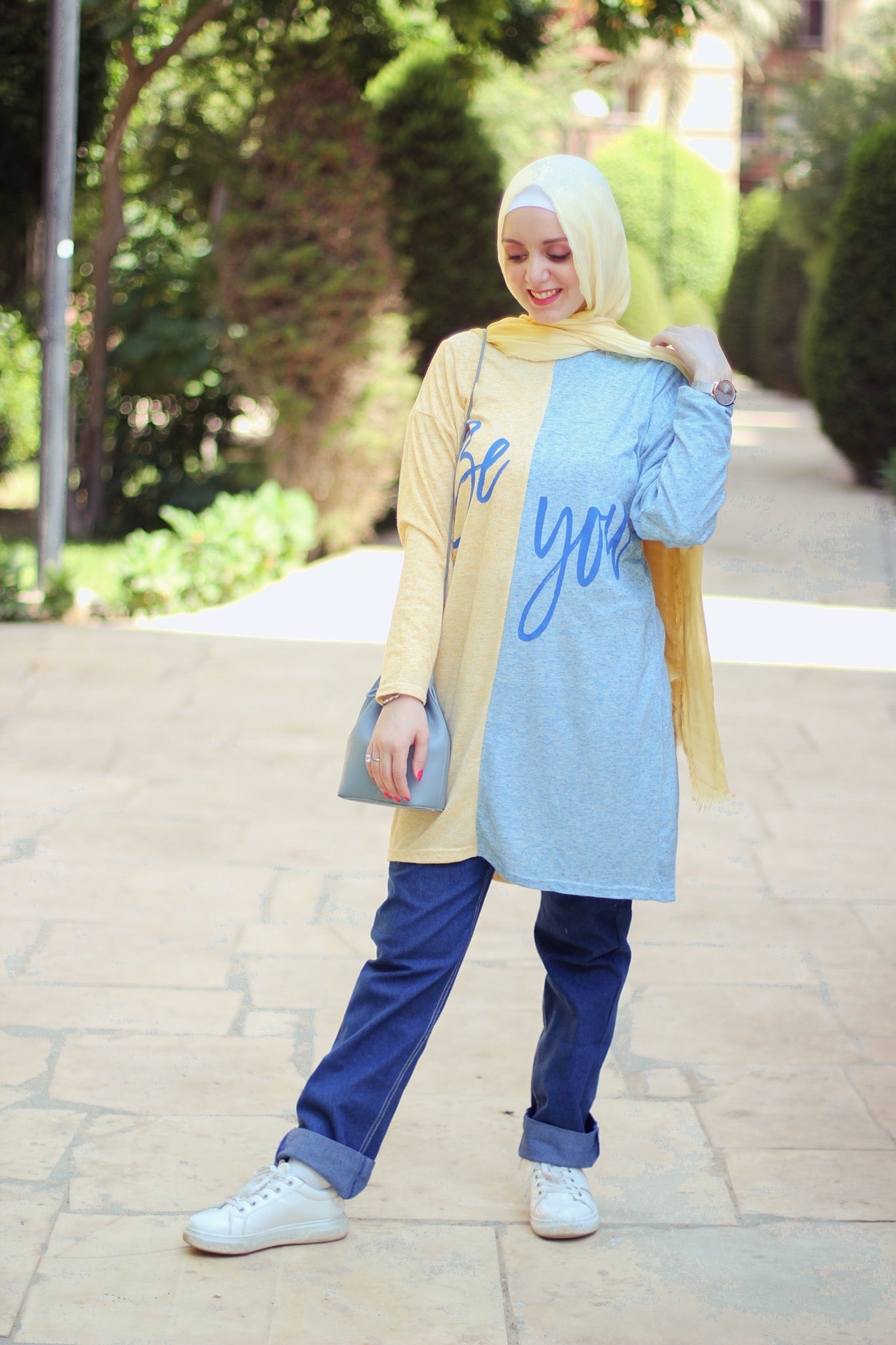 Front view of Long Cotton Blouse with a relaxed fit and button-down design. بلوزة قطنية طويلة بتصميم مريح وأزرار أمامية، منظر أمامي.