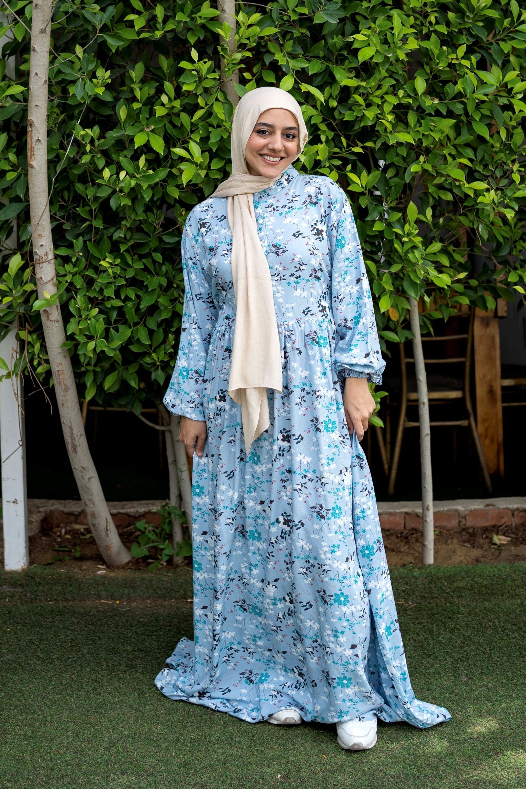 Spring dress in blue with floral pattern and long sleeves. فستان ربيعي باللون الأزرق بنمط زهور وأكمام طويلة.