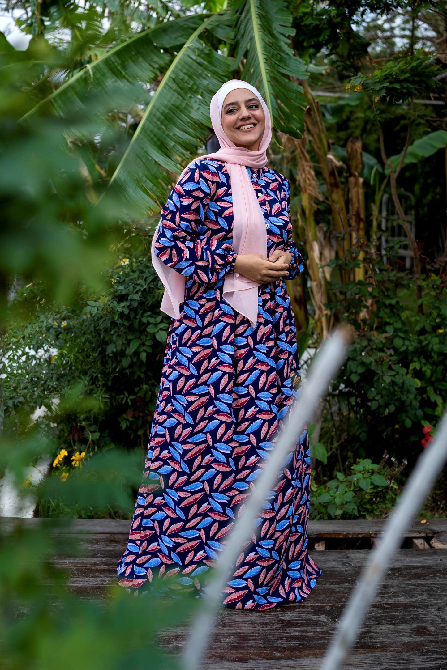 Front view of Leaves Dress with leaf pattern and long sleeves. فستان بأوراق الشجر بنمط أوراق وأكمام طويلة، منظر أمامي.