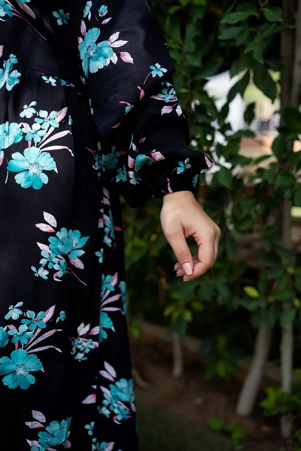 Close-up of the fabric texture of Turquoise Daisy Dress. صورة مقربة لنسيج فستان تركوازي بنمط زهور الأقحوان.