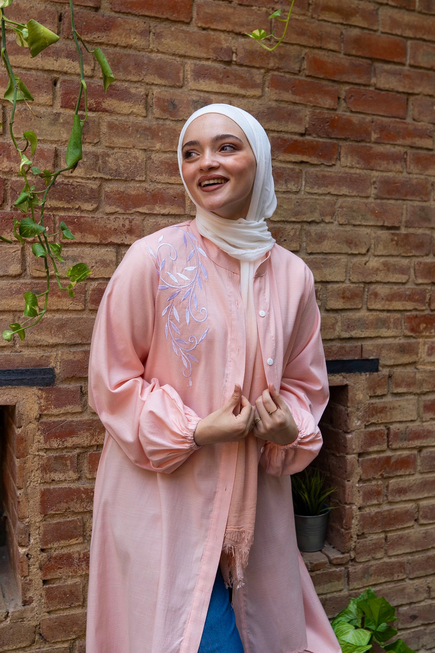 Model wearing Long Shirt in Simon, perfect for a casual and versatile look. عارضة ترتدي قميص طويل باللون السيمون، مثالي لإطلالة كاجوال ومتعددة الاستخدامات.